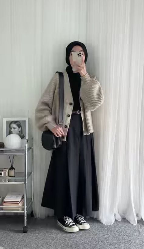 Muslimah Fashion Casual, Haircut Selfie, Photo Hijab, Ootd Simple, Fesyen Islam, Stylish Outfits Casual, Rok Outfit, Stile Hijab, Simple Hijab