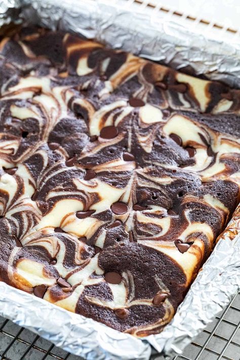 Cheesecake Brownies - Jessica Gavin Quick Cheesecake, Cheesecake Toppings, Homemade Cheesecake, Chocolate Cream Cheese, No Bake Brownies, Cheesecake Brownies, Best Dessert Recipes, Perfect Desserts, Brownie Recipes