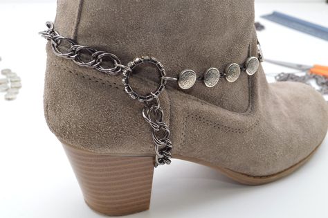 studs and pearls: DIY chain boot harness Boot Jewelry Diy Ideas, How To Make Boots, Autumn Boots, Boot Chains, Diy Chain, Boot Bracelet, Boot Bling, Boho Boots, Pearls Diy