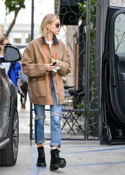 How To Style Doc Martens, Hailey Baldwin Street Style, Combat Boot Outfits, Combat Boot Outfit, Dr Martens Outfit, Martens Style, Doc Martens Outfit, Amal Clooney, Zara Fashion