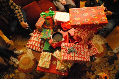 "Rob Your Neighbor" Holiday Gift Exchange.... rules for a fun variation! Rob Your Neighbor Game, Chinese Gift Exchange, Christmas Gift Exchange Games, Holiday Gift Exchange, Gift Exchange Games, Neighbor Christmas Gifts, Christmas Gift Exchange, Family Christmas Party, Holiday Games