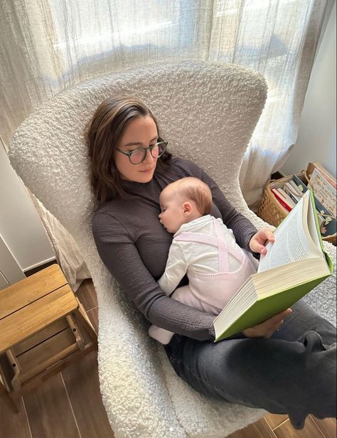 Mom Reading Book To Child, Baby Sitting Aesthetic, New Mom Aesthetic, Nanny Aesthetic, Babysitting Aesthetic, Mama Aesthetic, Motherhood Aesthetic, Motherhood Goals, Mom And Baby Yoga