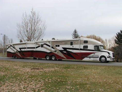 Volvo 780 Customized Coach, matching car and cargo hauling trailer, by Powerhouse Coaches. Custom Semi Trucks, Rv Motorhomes, Luxury Motorhomes, Luxury Rv, Custom Big Rigs, Motor Homes, Bus Camper, Motor Home, Volvo Trucks