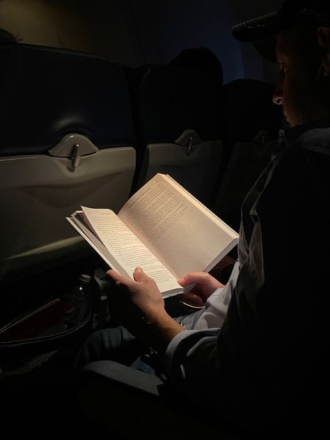 Reading Man Aesthetic, Guy Reading Book Aesthetic, Aiden Core, Guy Reading, Dark Reading, Status Aesthetic, Spanish Projects, Northanger Abbey, Airport Aesthetic