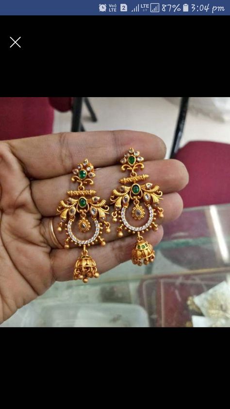 Ear Hangings Indian Gold, Gold Jwellary, Simple Necklace Designs, Chand Bali, Pearl Earrings Designs, Temple Jewellery Earrings, Jhumka Designs, Bridal Diamond Necklace, Neck Pieces Jewelry