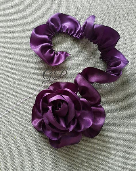 Making Fabric Flowers, Ribbon Embroidery Tutorial, Ribbon Crafts Diy, Fabric Flower Brooch, Sewing Easy Diy, Fabric Flower Tutorial, Handmade Flowers Fabric, Sewing Crafts Tutorials, Fabric Flowers Diy