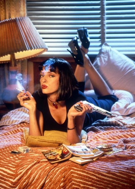 Pulp Fiction Uma Thurman, Pulp Fiction Costume, Uma Thurman Pulp Fiction, Famous Movie Posters, Iconic Movie Posters, Septième Art, 사진 촬영 포즈, Fiction Movies, Uma Thurman