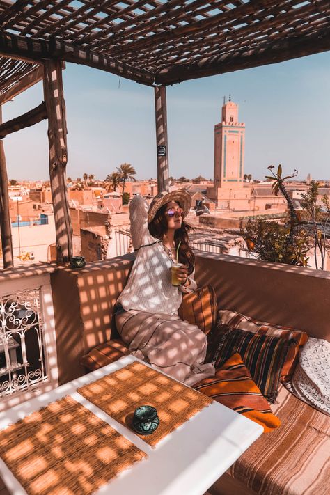 Ich zeige euch 10 Fotospots in Marrakesch, die ihr unbedingt besuchen müsst: Versteckte Riads, tolle Dachterrassen und die besten Restaurants der Stadt. Couples Things To Do, Morocco Travel, Paradise Island, Africa Travel, Throwback Thursday, Cabaret, Travel Inspo, Marrakech, Travel Pictures