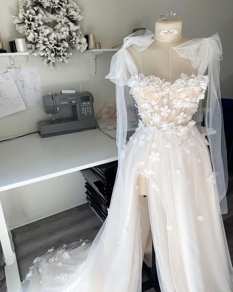 Flower Wedding Dress Aesthetic, Wedding Dresses Flowers, Wedding Dresses 3d Flowers, Simple Wedding Gown, Wedding Dress Off Shoulder, Flower Wedding Dress, Wedding Dress Tulle, Corset Wedding Dress, Fairy Wedding Dress