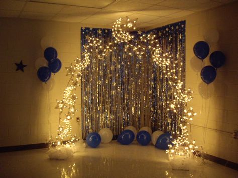 Photo backdrop idea Starry Night Prom, Graduation Centerpieces, Prom Backdrops, Centerpieces Ideas, Prom Themes, Dance Themes, Prom Decor, Prom Theme, Night Photo