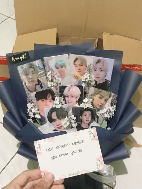 Bouquet Of Photocard, Pc Bouquet Kpop, Photocard Flower Bouquet, Photocard Gift Ideas, Photo Card Bouquet, Bucket Foto, Buket Photocard, Kpop Flower Bouquet, Photocard Bouquet