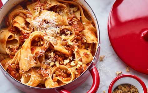 Joe Wicks’ lentil Bolognese recipe is a veggie twist on a family favourite and it’s perfect for those who are trying to cut down on meat and save some money! If you loved Joe��’s Lean in 15 recipes, you’re sure to be a big fan of his new veggie book. The lentil Bolognese is also suitable for freezing which makes it perfect for midweek family meals! #veggiebologneserecipes #joewicksrecipe #healthyjoewicksrecipe #easyfamilydinners #midweekmeals #30minutemeals Fall Tacos, Joe Wicks Recipes, Tacos Vegetarian, Vegetarian Party, Lentil Recipe, Lentil Bolognese, Dinner Family, Joe Wicks, Bolognese Recipe