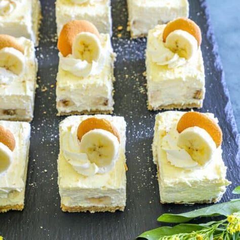 Banana Pudding Bars Recipe - Bonappeteach Banana Pudding Bars Recipe, August Dessert Ideas, Banana Pudding Bars, Pudding Bars, Classic Banana Pudding, Creamy Banana Pudding, Pudding Bar, Sweet Slices, Desert Bars