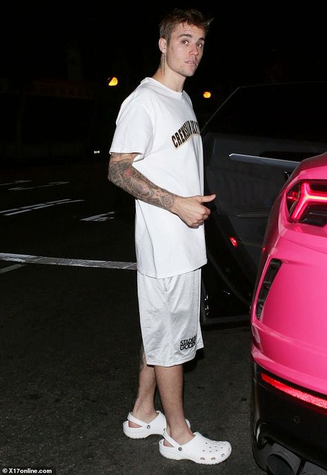 White Crocs Outfit Men, White Crocs Outfit, Crocs Outfit Men, Crocs Aesthetic, Hailey Baldwin Street Style, Crocs Outfit, Justin Bieber Outfits, Justin Bieber Style, White Crocs