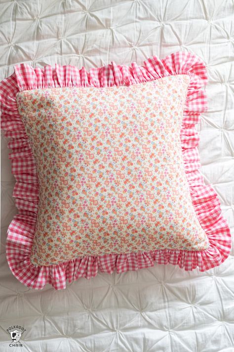 Sewing Pillow Patterns, Sewing Pillows Ideas, Ruffle Pillow Case, Make A Pillow, Diy Sy, Easy Pillows, Cushion Cover Pattern, Polka Dot Chair, Throw Pillow Pattern