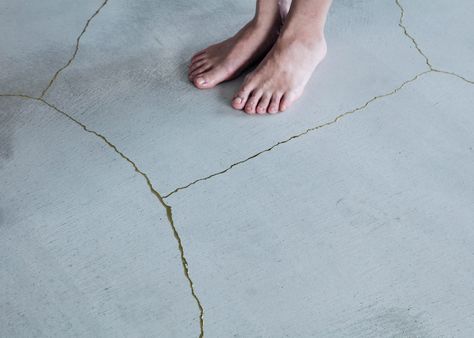 Dribbles of gold fill the cracks in the floor of this apartment, designed by architecture studio TANK to replicate a traditional Japanese pottery… Resin Concrete Floor, Kyoto Apartment, Minimalist Apartment Interior, Screed Floors, Minimal Apartment, Japanese Lacquerware, Minimalist Apartment, Traditional Japanese Art, Concrete Floor