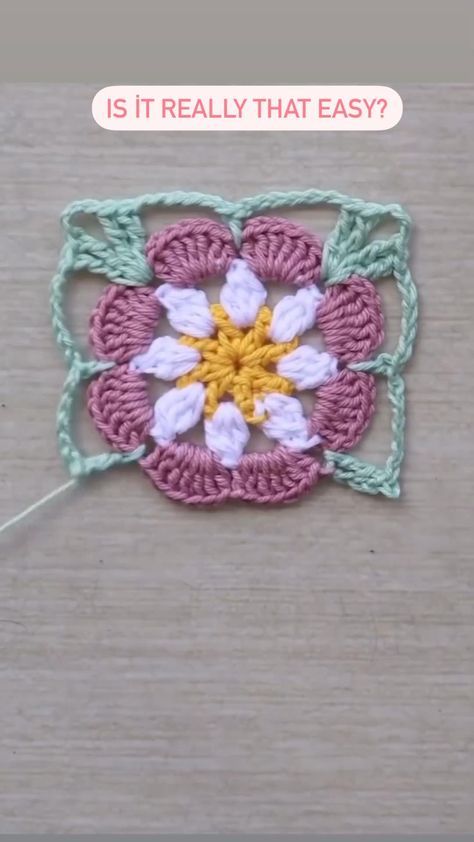 Crochet floral square #crochetflowersquare #grannysquaresrock #crochet #crochetdaisyblanket Crochet Flower Granny Square Pattern, Pola Topi, Háčkované Lemy, Granny Square Crochet Patterns Free, Quick Crochet Patterns, Crochet Stitches Video, Crochet Things, Crochet Handbags Patterns, Crochet Granny Square