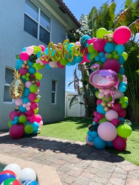 Luau Theme Pool Party, Aloha Theme Party Decorations, Luau Theme Dessert Table, Aloha Party Theme, Lau Theme Party, Aloha Balloon Arch, Luau Swim Party, Aloha Summer Party Ideas, Hawaii Balloon Arch