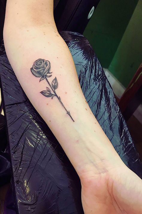 Single rose Black Rose Bud Tattoo, Rose Tattoo With Name, Inside Of Arm Tattoo, Arm Tattoos Black, Single Rose Tattoos, Simple Rose Tattoo, Rose Tattoo Forearm, Rose Tattoo On Arm, Inner Arm Tattoos