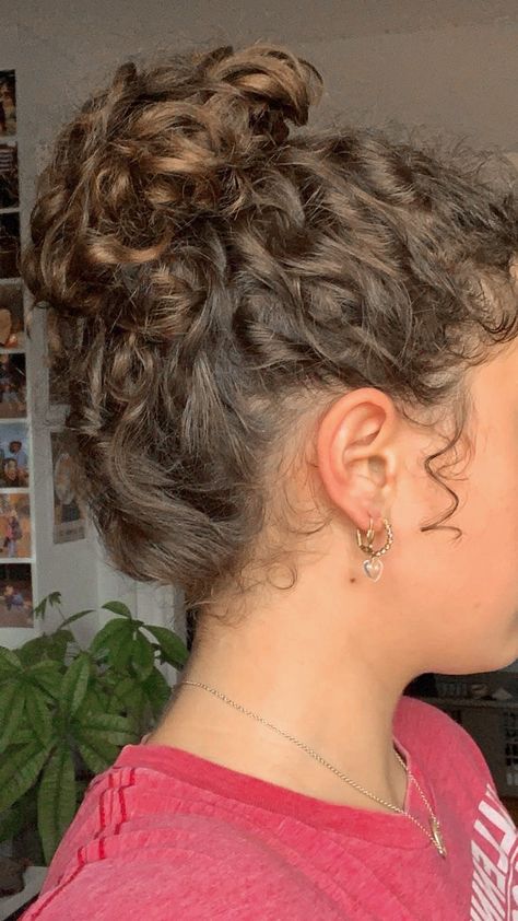 Messy Bun Short Curly Hair, Curly Bun, Hair Charms, Curly Hair Styles Easy, Beautiful Curly Hair, Hairdos For Curly Hair, Wavy Curly Hair, Hair Stylies, Curly Hair Inspiration