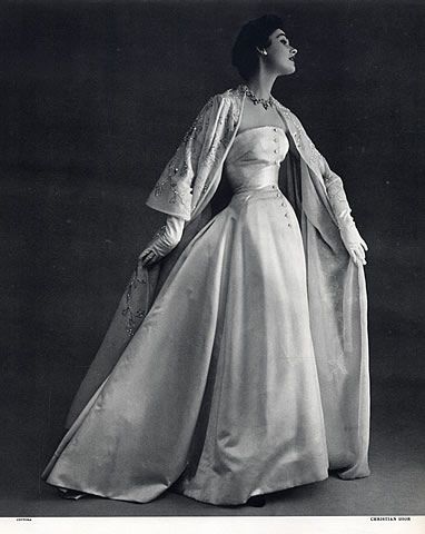 Christian Dior 1953 Evening Gown, Photo Pottier...I love how he so often included jackets and wraps, equally embellished...lovely! Dior Collection, Fifties Fashion, Gown Photos, Vintage Fashion Photography, Dior Fashion, Vintage Gowns, Dior Couture, Vintage Couture, Vintage Glam