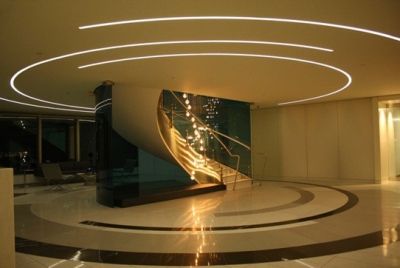 circular light path ceiling Wood Slat Ceiling, Wheelchairs Design, Accent Ceiling, Showroom Decor, Circular Lighting, New Staircase, Bedroom Interior Design Luxury, Cove Lighting, Ceiling Design Modern