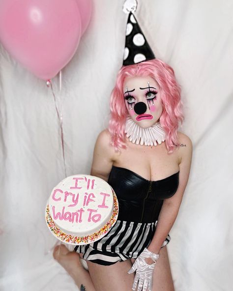 ITS MY BIRTHDAY, i’ll cry if i want to🎈🎂🤡 actually crying though, because i just pulled out my first gray hair...this is late 20’s.… Pink Themed Photoshoot, Clown Theme, Clown Costume Women, Cute Clown Makeup, Venus Palette, Birthday Clown, Clown Girl, Female Clown, Halloween Clown