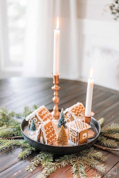 Diy Christmas Centerpiece Ideas, Diy Christmas Table Decorations, Gingerbread Centerpiece, Diy Christmas Centerpiece, Christmas Centerpiece Ideas, Christmas Table Decorations Diy, Xmas Decorations Diy, Big Family Dinner, Xmas Table Decorations