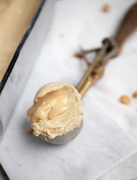 Peanut Butter Ice Cream with Salty Honey Swirl @themerrythought Praline Ice Cream, Butter Ice Cream, Creative Diy Projects, Ice Cream Mixture, Peanut Butter Ice Cream, Frozen Dessert Recipe, Honey Sauce, Frozen Yoghurt, Peanut Butter Lovers