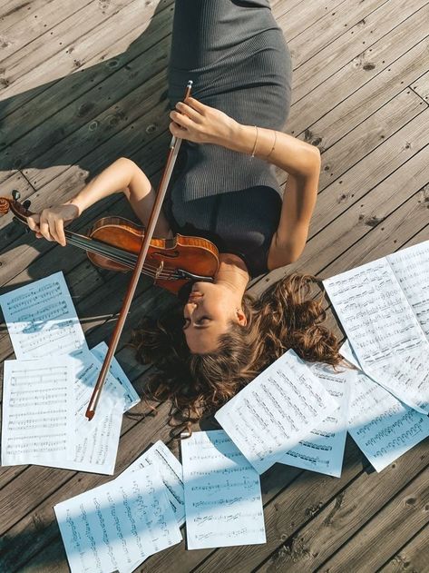 Violin Senior Pictures, Violinist Photography, Vintage Senior Pictures, Violin Pics, Cello Photography, Violin Photography, Senior Year Pictures, Band Photoshoot, Musician Photography