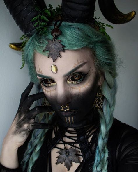 Capricorn ♑ I'm finally starting a new makeup series today 😁🙌 ✨Zodiac✨ What's your zodiac sign? And do you think it fits your personality… Demon Makeup, Teknik Makeup, Fantasy Make-up, Halloweenský Makeup, Halloween Make-up Looks, Horror Make-up, Halloween Fest, Witch Makeup, Halloween Makeup Scary