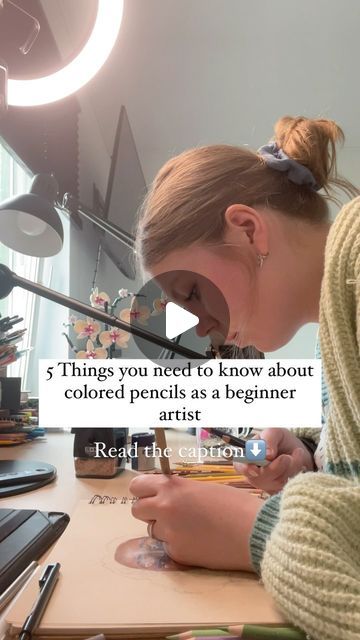 Sofie Mortensen on Instagram: "These are 5 tips I have for (mostly) beginner artists, and that I wish I knew when I first started out with the medium🌱 Keep in mind these tips are from my own personally experience and knowledge I have gotten throughout the years of drawing with colored pencils🫶  ✍🏻 1. Layering Layering is so important when it comes to colored pencils. This is where you are able to build up the different layers of colors for you artwork. You definetly needs a bit of patience and not just burnish/press hard with the colored pencils from the start.  ❤️ 2. Undertones  When I first started out with colored pencils I first figured out after a while how many different colors there actually are hidden in pictures. We can take skin as an example. It can have undertones as purple, Color Pencil Art Beginner, How To Color Skin With Colored Pencils, Pencil Color Drawing For Beginners, Color Pencil Art For Beginners, Pencil Art For Beginners, Drawing With Colored Pencils, Colored Pencil Drawing Tutorial, Pencil Drawing Pictures, Colored Pencil Art Projects