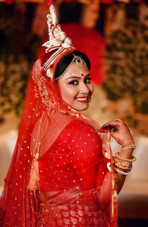 Bengali Wedding Bride Single Pose, Bengali Wedding Photography Poses, Bengali Wedding Poses, Bengali Wedding Couple Poses, Bengali Wedding Photography, Bright Photoshoot, Bengali Bride Reception Look, Pose Bride, Wedding Cinematography Videos