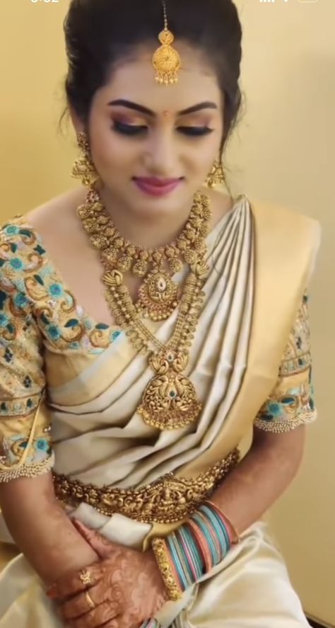 Middle Chain Designs Gold, Chain Designs Gold, 22ct Gold Jewellery, Nakshi Jewellery, Indian Bridal Party, Gold Haram Designs, Green Blouse Designs, Engagement Jewellery, South Indian Wedding Saree