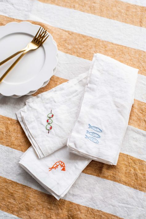 How To Embroider Napkins, Hand Embroidered Napkins Diy, Tablecloth Embroidery Ideas, Embroidery Present Ideas, Hand Embroidery Aesthetic, Napkin Embroidery Ideas, Embroidery Birthday Gift Ideas, Napkin Embroidery, Hand Embroidered Napkins