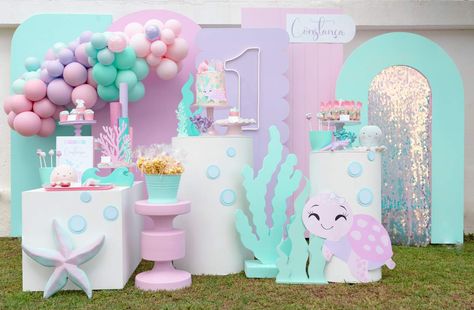 Constança's Under the Sea Birthday Party | CatchMyParty.com Water Theme Birthday, Sea Birthday Party Decorations, Sea Birthday Party Ideas, Nemo Birthday Party, Lis 2, Birthday Under The Sea, Little Mermaid Party, Nemo Birthday, Under The Sea Birthday Party