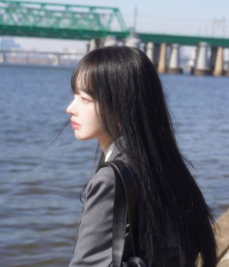 pretty aesthetic picture black hair bangs hairstyle fashion inspo (obv not mine) Cute Hairstyles For People With Bangs, Sawako Hairstyle, Shoujo Hair, Aesthetic Picture Black, Rhea Core, Sawako Aesthetic, Black Hair Japanese, Full Bangs Long Hair, Black Hair Korean