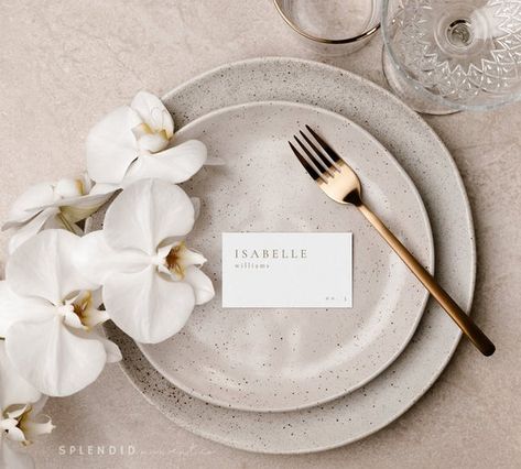 Wedding Table Name Cards, Gold Place Cards, Name Tag Design, Place Card Table Wedding, Logo Monogramme, Diy Wedding Stationery, Table Name Cards, Table Name, Wedding Name Cards