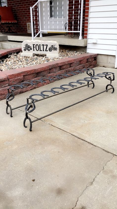 Cowboy Boot Rack, Horseshoes Crafts, Horseshoe Boot Rack, Horseshoe Ideas, Horseshoe Projects, Boot Rack, Star Decor, Horseshoe Decor, Book Rack