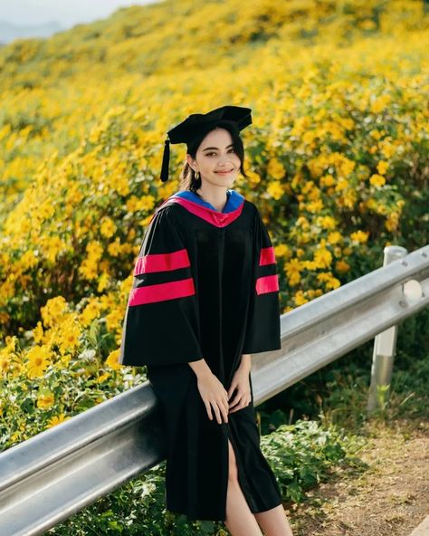 Thai Graduation Photo, Thailand Graduation Photo, Graduation Clothes, Graduation Shoot, Graduation Photography Poses, Graduation Poses, Graduation Picture, Photo Recreation, Graduation Picture Poses