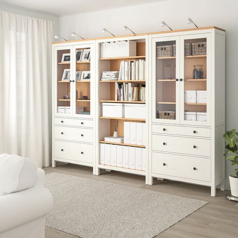 Mobili soggiorno IKEA: 10 ispirazioni molto shabby! Ispiratevi Hemnes Bookcase, Ikea Units, Bookcase With Glass Doors, Ikea Hemnes, Glass Cabinet Doors, White Stain, Large Drawers, Wall Unit, Ikea Hack