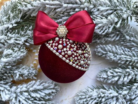 Elevate your Christmas decor with our Velvet Christmas Ornaments, adorned with sparkling rhinestones and elegant pearls. Handcrafted with premium velvet, these luxurious ornaments add sophistication and timeless beauty to your Christmas tree. ✅Handcrafted Quality: Each ornament is meticulously made with attention to detail, ensuring a unique, high-quality product. ✅Premium Materials: We use the finest velvet, rhinestones, and pearls for lasting beauty. ✅Exclusive Designs: Our unique ornaments ad Bling Christmas Ornaments, Bling Ornaments, Velvet Christmas Ornaments, Shabby Chic Weihnachten, Velvet Ornaments, Christmas Glitter Ornaments, Diy Christmas Photo, Fancy Christmas Ornaments, Rhinestone Ornaments