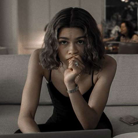 Zendaya With Short Hair, Zendaya Short Hair Curly, Zendaya No Way Home, Zendaya Without Makeup, Zendaya Curly Hair, Zendaya No Makeup, Zendaya Short Hair, Fun Pfps, Zendaya Face