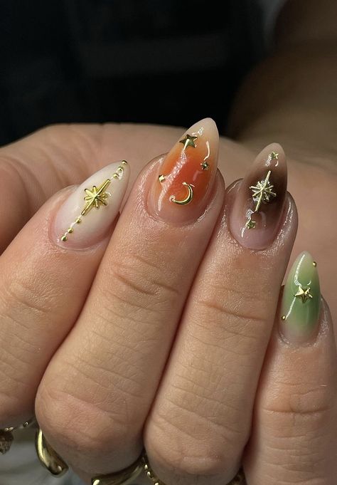 Gold Accent Nail Art, Fall Earthy Nails, Nail October 2024, South Asian Nail Art, Fall Almost Nails, Earthy Nail Inspiration, Trendy Funky Nails, Thanksgiving Nails Aesthetic, Fall Orange And Brown Nails