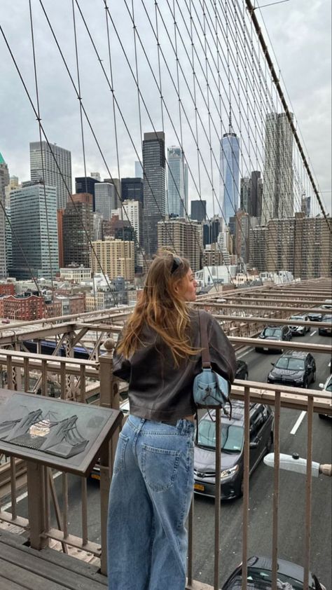 How To Pose In New York, Nyc Instagram Pictures Aesthetic, Summit Outfit Ideas, New York Outfits February, New York Pic Ideas, Nyc Instagram Pictures Winter, New York February Outfit, New York Story Instagram, Nyc Poses Ideas