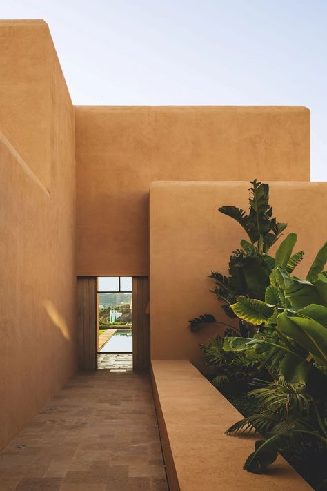 Esta casa en Menorca respira naturaleza y tradición (y sus tonos terrosos rinden tributo a la armonía del entorno) | Architectural Digest España Spanish Beach House, Mediterranean Minimalism, Minimalist Villa, Deia Mallorca, Plaster House, Desert Architecture, Beach Architecture, Riad Marrakech, Unique Bedroom Design