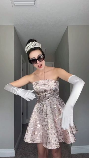 Old Hollywood Glamour Halloween Costume, Anne Hathaway Halloween Costume, Princess Of Genovia Costume, Halloween Costumes 2000 Movies, Mia Thermopolis Costume Halloween, Celeb Costumes Halloween, Mis Thermopolis Costume, Thirteen Going On Thirty Costume, Iconic Outfits From Movies