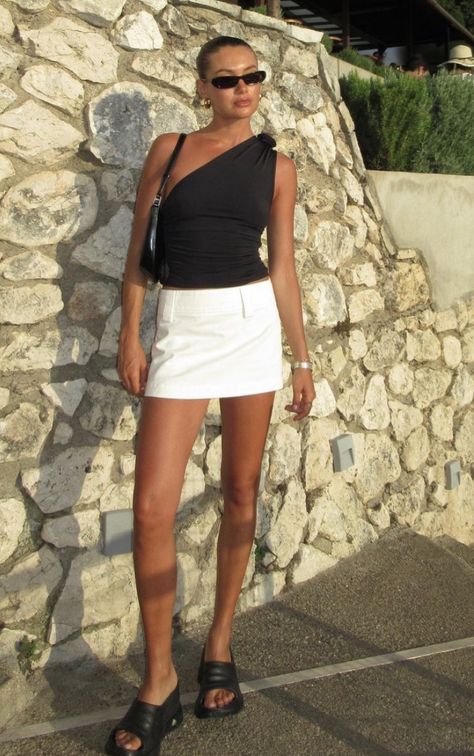 Zara Asymmetric Skirt Outfit, Milan Outfit Ideas Summer, South Of France Outfits French Riviera, Euro Summer Outfits, Outfit Kendall Jenner, White Mini Skirt Outfit, Mini Skirts Outfits Summer, Kendall Jenner Hailey, Clean Girl Outfit