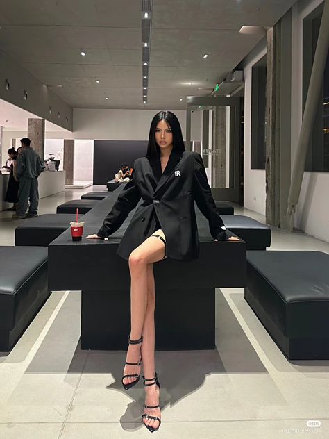 Mafia Girls Aesthetic Outfit, Mafia Girl Outfits, Gangster Girl Aesthetic, Boss Lady Outfit, Lady Outfit, Feed Goals, Korean Picture, Gangster Girl, Girl Korean