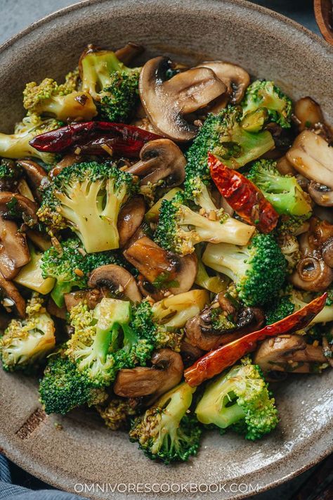 Brussel Sprout Vegetarian Recipes, Healthy Meat Free Meals, Mushroom Broccoli Stir Fry, Mushrooms Broccoli Recipes, Veggie Diet Recipes, Stir Fry Mushrooms, Green Bean Mushroom Recipe, Healthy Eating Gluten Free, High Protein Mushroom Recipes